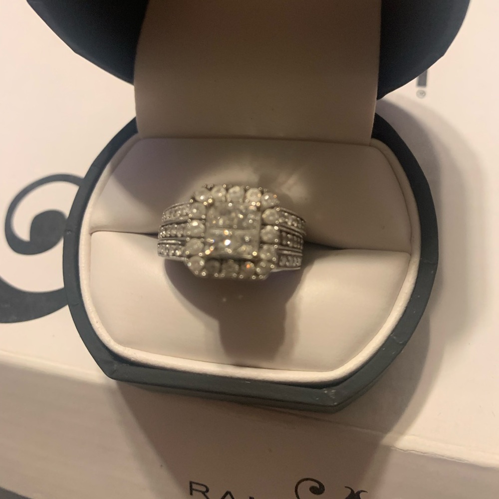 Wedding ring size 7 real and warranty